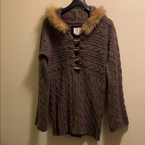 Old Navy Sweaters - Old Navy Cable knit hooded sweater faux fur trim